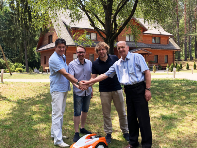 Panaros Šiltų namų bendruomenei Mocevičiaus firma „Ginalas“ padovanojo vejos robotą.
